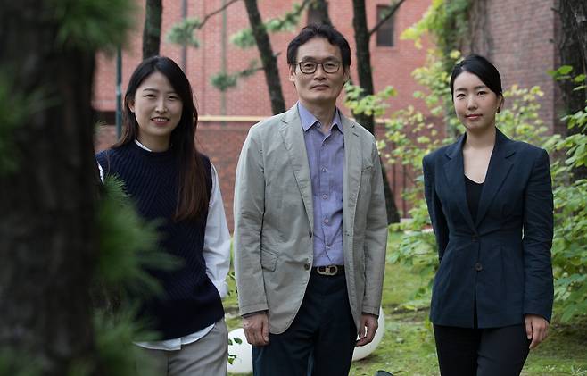 방일영문화재단 한글글꼴 창작 공모전 역대 수상자인 이새봄, 임진욱, 이주현씨(왼쪽부터). 완성된 작품이면서 다른 디자인 작업의 재료가 되는 한글 폰트를 만드는 디자이너들이다. 이들은 "폰트 디자인은 끝이 아닌 시작"이라고 했다. /고운호 기자