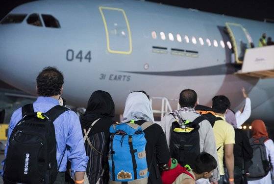 지난 8월 아프간을 탈출한 사람들이 프랑스로 가는 프랑스 수송기에 탑승하고 있다. 연합뉴스