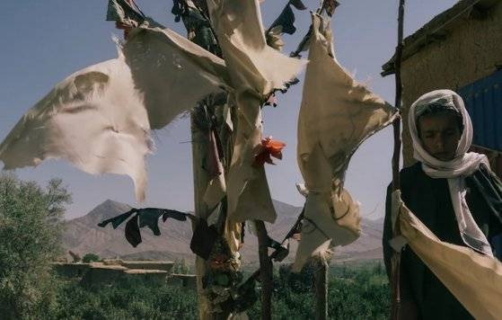 아프가니스탄 농촌마을 신자이에는 미군공습으로 사망자가 발생한 지점에 흰 깃발을 꽂아놨다. [인터넷 캡처]