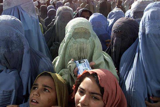 부르카를 입은 아프간 여인들. 중앙포토