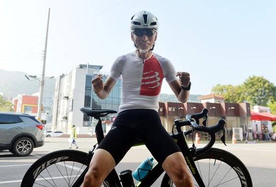 대구지역 최고령 철인 3종 경기 참가자인 이석천(68)씨가 5일 오전 대구 수성구 인근에서 훈련을 마친 뒤 활짝 웃고 있다. 이씨는 오는 17일 남해에서 열리는 한국 철인 3종 경기에 참가한다. 프리랜서 김성태