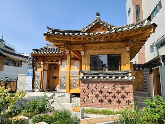 서울 종로구 누하동 필운대로 옆에 지어진 도시재생지원센터. 부지 매입비와 수선비를 합쳐 38억원을 들였지만 현재 사실상 활동가들의 사무실로 쓰이고 있다.  한은화 기자