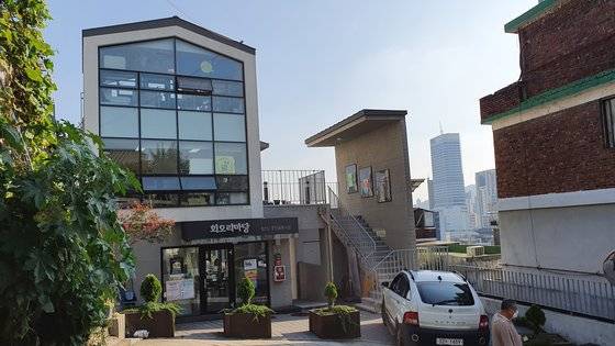 주민공동이용시설로 지은 공간. 사회적기업이 운영하는 동네 라디오 방송국이지만 현재 코로나19로 문 닫았다. 한은화 기자