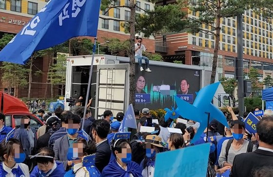 더불어민주당 경기 지역 대선 경선 행사장 입구에서 한 남성이 방송용 트럭으로 이재명 경기지사의 '형수 욕설 논란' 녹취를 틀고 있다. 송승환 기자