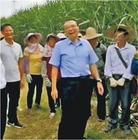 중국 리커창 총리가 루촨현 농부로부터 "농촌에서 장가 가기가 어렵다"는 얘기를 듣고 파안대소 하고 있다. 루촨현은 다음날 농촌 노총각 문제 해결방안 마련에 들어갔다./사진=홍콩 명보
