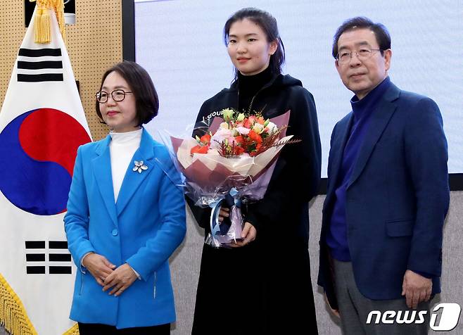 (서울=뉴스1) 박정호 기자 = 심석희 선수가 3일 오후 서울시청 영상회의실에서 열린 서울시청 쇼트트랙팀 입단식에서 박원순 서울시장, 권미혁 더불어민주당 의원과 기념촬영을 하고 있다.     2020.1.3/뉴스1