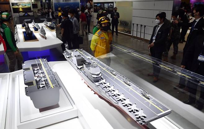 2021 부산국제조선해양대제전이 개막한 지난 6월 9일 부산 벡스코 제1전시장 내 대우조선해양 부스를 찾은 관람객들이 해군이 추진 중인 경항공모함 모형을 구경하고 있다. 뉴시스