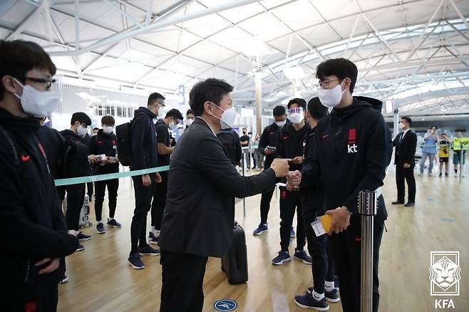 손흥민과 주먹인사 하는 정몽규 회장 [대한축구협회 제공. 재판매 및 DB 금지]