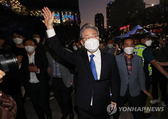 이재명, '안방' 경기서 압승 (수원=연합뉴스) 홍기원 기자 = 더불어민주당 이재명 대선 경선 후보가 9일 오후 경기도 수원시 영통구 수원컨벤션센터에서 열린 경기 합동연설회에서 결과 발표가 끝난 후 지지자들에게 인사하고 있다. 2021.10.9 xanadu@yna.co.kr