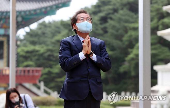 팔공산 동화사 찾아 합장한 홍준표 (대구=연합뉴스) 김현태 기자 = 국민의힘 대권주자인 홍준표 의원이 9일 대구 팔공산 동화사를 찾아 통일대불 앞에서 합장하고 있다. 2021.10.9 mtkht@yna.co.kr