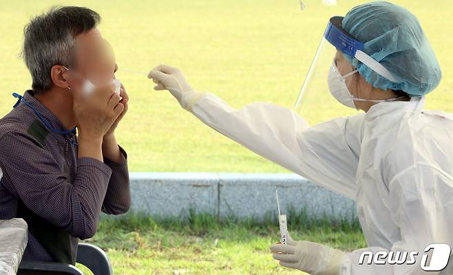 지난 7일 경북 구미시 낙동강체육공원에 마련된 코로나19 임시선별진료소에서 시민들이 코로나19 진단검사를 받고 있다.  2021.10.7/뉴스1 © News1 정우용 기자