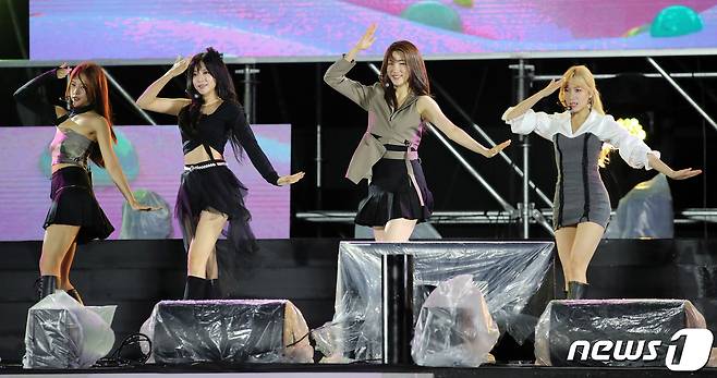 Seoul=) = Girl group LABOUM is performing enthusiastically at the On-Talk 2021 Youngdongdae K-POP Concert held on the special stage of the rooftop of COEX in Seoul Gangnam-gu on the afternoon of the 10th.Youngdongdae K-POP Concert, which celebrates its 11th anniversary this year, recruits 300 domestic and foreign LAN audiences and decorates them with a stage of real-time communication instead of simple viewing. 2021.10.10