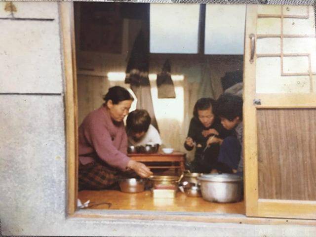 1980년 어느 날 이재명(왼쪽 두 번째) 더불어민주당 대선 후보가 식구들과 모여 밥을 먹고 있다. 이 후보 가족이 경기 성남시로 이사온 지 4년 만에 지하 셋방을 벗어나 1층으로 옮긴 날이다. 이재명 대선캠프 제공