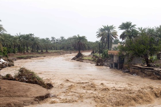 아라비아반도 남부에 위치한 국가 오만이 수재를 겪고 있다. 지난 4일(현지시간) 오만에 태풍 샤힌이 상륙해 하루 만에 300㎜ 가량의 비를 뿌리자 웰라얏 알 카부라시에 홍수가 발생했다.[AFP=연합뉴스]