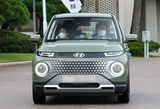 문재인 대통령이 김정숙 여사와 6일 청와대 경내에서 '광주형 일자리'를 통해 생산된 경형 SUV 캐스퍼를 인수하고 시운전을 하고 있다. 청와대 제공