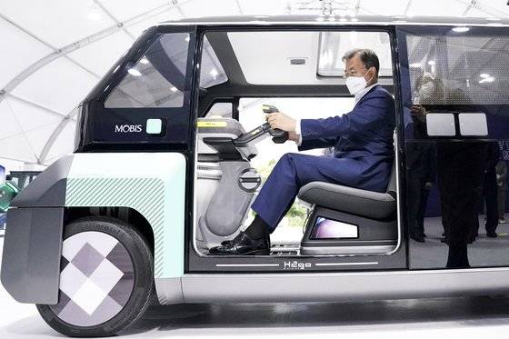 문재인 대통령이 7일 인천광역시 서구 현대모비스 수소연료전지공장 투자 예정지에서 열린 수소경제 성과 및 수소 선도국가 비전 보고와 차세대 수소연료전지 특화단지 기공식을 마친 후 수소 산업 관련 전시물을 관람하며 현대모비스의 수소연료전지 파워팩 내장 도심형 근거리 콘셉트카 'M 비전2GO'를 시승하고 있다. 뉴스1