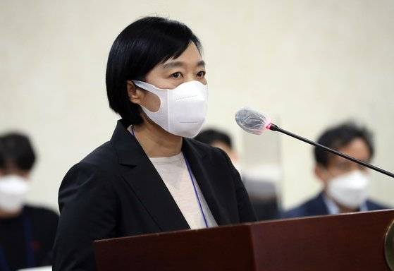 6일 정부세종청사에서 열린 국회 환경노동위원회의 고용노동부에 대한 국정감사에 증인으로 출석한 한성숙 네이버 대표이사 사장이 직장 내 괴롭힘 등 조직문화 관련 질의에 답변하고 있다. 연합뉴스