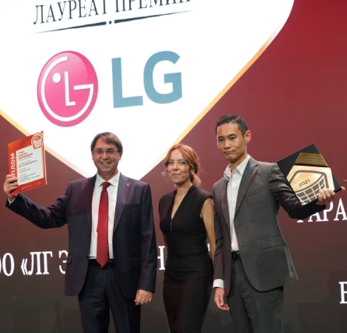 LG전자가 러시아 소비자원이 주관하는 ‘고객만족대상’에서 3년 연속으로 ‘가전 서비스 부문’ 대상을 수상했다. 지난 8일에 열린 시상식에서 LG전자 러시아법인 직원들이 대상을 수상했다.(LG전자 제공)