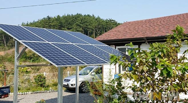 신재생에너지 융복합 지원 사업으로 일반 가정에 설치된 태양광패널 모습.
