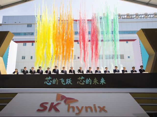 SK하이닉스가 지난 2019년 4월 중국 장쑤성 우시에서 확장팹(C2F) 준공식을 개최하고 있다. SK하이닉스 제공