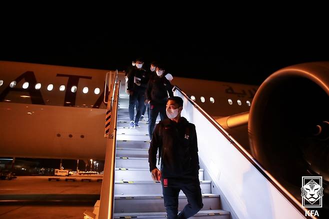 지난 9일 인천국제공항을 통해 출국한 한국 축구 대표팀이 10일 이란 테헤란의 이맘 호메이니 국제공항 도착해 전세기에서 내리고 있다. [연합]