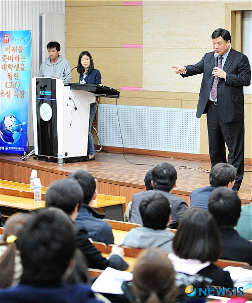 【서울=뉴시스】이광호 기자 = 28일 오후 서울 광진구 건국대 경영관에서 열린  '미래를 준비하는 대학생을 위한 CEO초청 특강'에서 세계적 바이오 기업 셀트리온 서정진 회장이 '기업 경쟁력과 기업가정신'을 주제로 특강을 하고 있다.(사진=건국대 제공)  photo@newsis.com