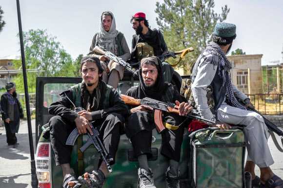 16일(현지시간) 아프가니스탄 카불에서 무장한 탈레반 대원들이 트럭에 앉아 있다. 카불 AFP 연합뉴스