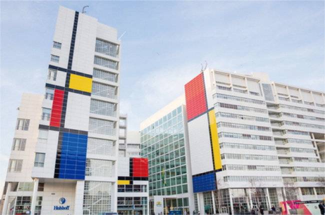 몬드리안의 추상화로 장식된 네덜란드 헤이그시 청사.