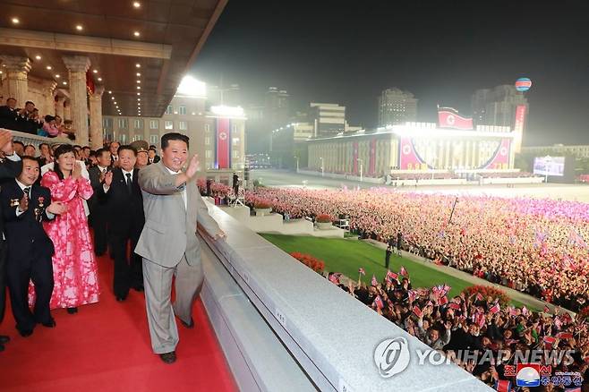 북한, 정권수립 73주년 경축 민간ㆍ안전무력 열병식 (평양 조선중앙통신=연합뉴스) 북한이 지난달 9일 0시 평양 김일성광장에서 정권수립 73주년(9ㆍ9절) 개최한 경축 민간 및 안전무력 열병식 모습. [연합뉴스 자료사진]