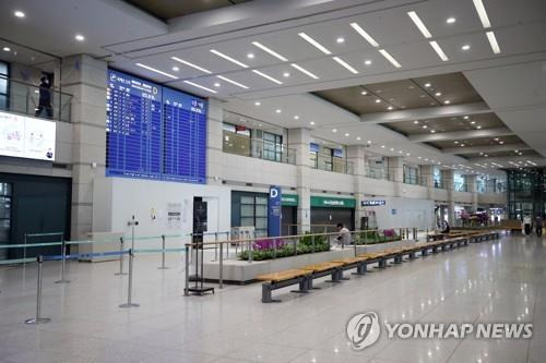 신종 코로나바이러스 감염증(코로나19) 여파로 2020년 6월 10일 오후 인천국제공항 1터미널 입국장이 한산한 모습을 보이고 있다. [연합뉴스 자료사진, 재판매 및 DB 금지]