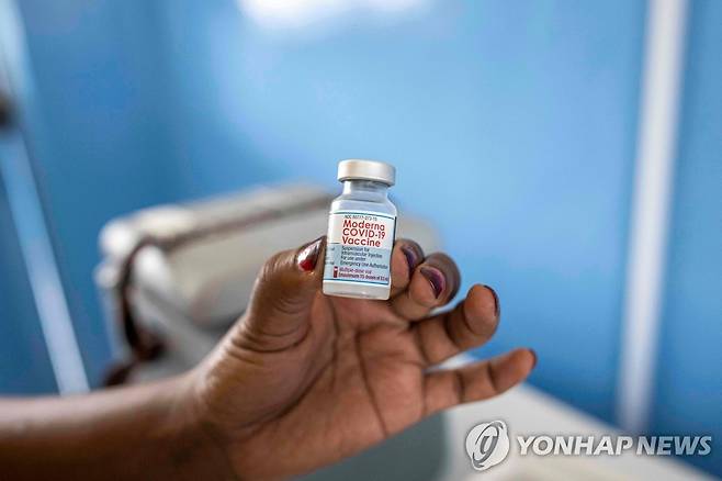 지난달 케냐의 한 병원에서 모더나의 코로나19 백신을 손에 든 간호사 [AFP=연합뉴스 자료사진. 재판매 및 DB 금지]