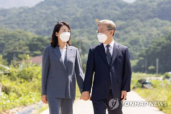 장인어른 고향 방문한 민주당 이재명 경기도지사 더불어민주당 대선 예비후보인 이재명 경기도지사가 지난 8월 7일 오전 부인 김혜경씨와 장인 어른의 고향인 충북 충주시 대소강 마을을 방문하고 있다. [연합뉴스 자료사진]