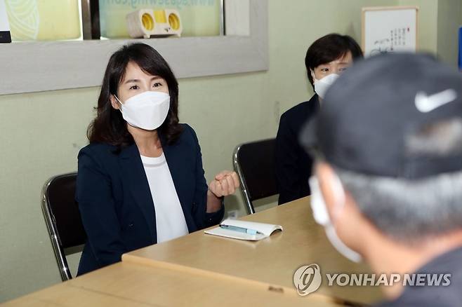 대구 찾은 이재명 지사 부인 김혜경 씨 더불어민주당 대권 주자인 이재명 경기도지사의 부인 김혜경씨가 지난 9월 3일 대구 달서구 미혼모·한부모가정돕기 '아가쏘잉 협동조합'을 방문해 관계자들과 얘기를 하고 있다. [연합뉴스 자료사진]