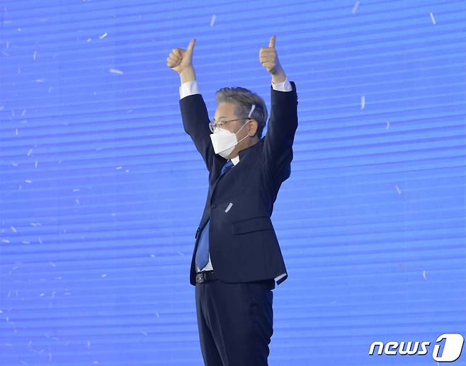 더불어민주당 제20대 대통령 후보로 선출된 이재명 경기도지사가 10일 오후 서울 송파구 올림픽공원 SK올림픽핸드볼경기장에서 열린 서울 합동연설회에서 세레모니를 하고 있다. 2021.10.10/뉴스1 © News1 경기사진공동취재단