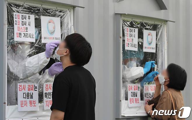 대전시청 남문광장에 마련된 코로나19 임시선별검사소에서 시민들이 검사를 받고 있다. ©News1 김기태 기자