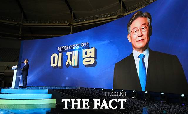 더불어민주당 대선후보로 선출된 이재명 경기도지사가 10일 오후 서울 송파구 SK올림픽핸드볼경기장에서 열린 제20대 대통령선거 후보자 선출을 위한 서울 합동연설회에서 수락연설을 하고 있다. /국회사진취재단