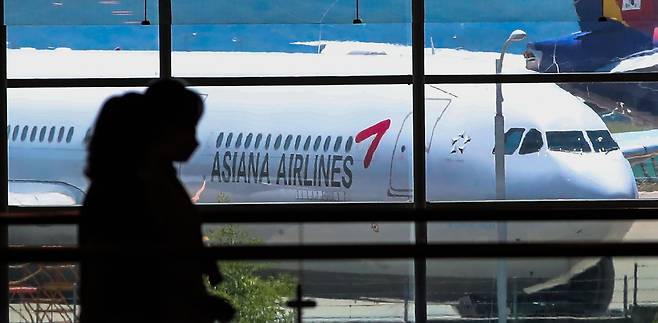 인천공항 1터미널에 주기된 아시아나 항공 항공기 앞을 공항 관계자가 지나가고 있다. /연합뉴스