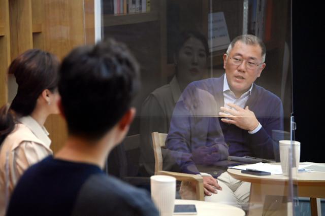 정의선(오른쪽) 현대차그룹 회장이 3월 열린 타운홀미팅에서 임직원들과 이야기하고 있다. 한국일보 자료사진
