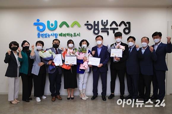 김대권 수성구청장(오른쪽 5번째)이 2년 연속 대상을 받고, 노인 일자리 창출과 사업의 질 개선을 위해 노력한 유공자들에게 표창을 수여한 후 기념촬영 하고 있다. [사진=수성구]
