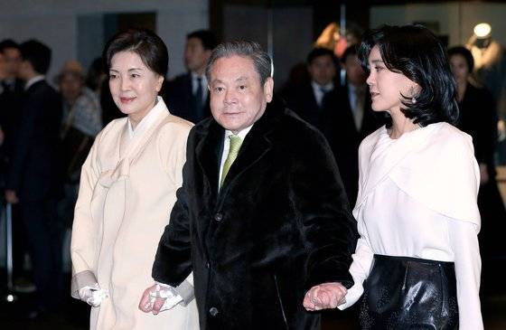 고 이건희 삼성이 회장이 73번째 생일에 서울 신라호텔에서 사장단 부부를 초청해 만찬을 주재했다. 이 회장이 부인인 홍라희 전 리움미술관 관장(왼쪽)과 이부진 호텔신라 사장(오른쪽)의 손을 잡고 행사장에 들어가고 있다. [중앙포토]