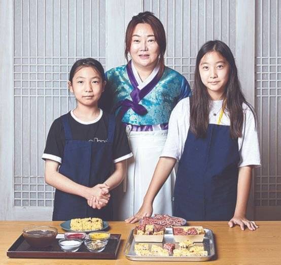 주혜리(왼쪽)·임선민 학생기자가 조윤주(가운데) 식품명인체험홍보관장과 함께 식품명인에 대해 알아보고 명인 품목 중 하나인 엿강정도 만들어봤다.