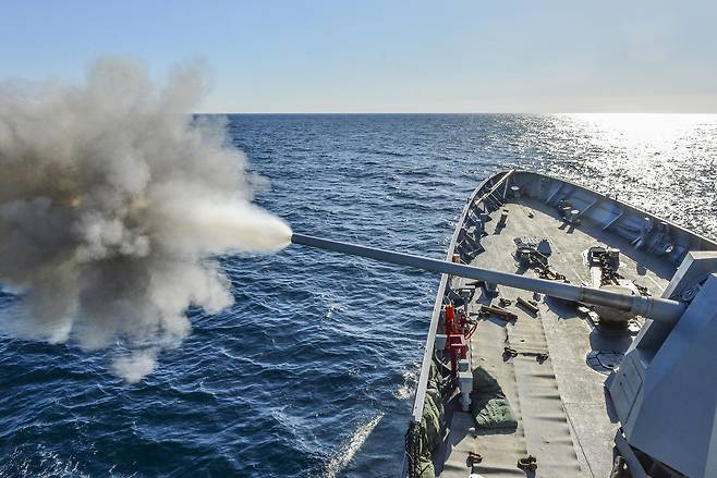해군 광주함에서 함포 사격을 하고 있다. 해군