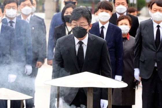 국민의힘 유승민 대선 예비후보가 11일 오전 광주 북구 운정동 국립5·18민주묘지를 참배하고 있다. 연합뉴스