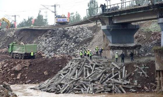 폭우의 영향으로 지난 6일 중국 산시성 치현의 교각이 붕괴됐다. [CCTV 캡쳐]