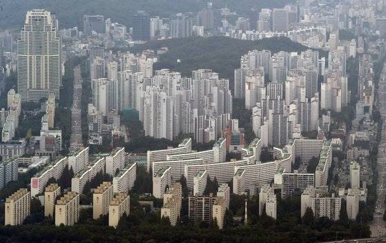 11일 오후 서울 송파구 잠실 롯데월드타워 '서울스카이' 전망대에서 바라본 아파트 모습. 뉴스1