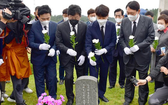 이준석 국민의힘 대표(오른쪽에서 두 번째)와 원희룡(왼쪽부터 첫 번째), 유승민, 윤석열 대선 경선 후보가 11일 오전 광주 북구 운정동 국립5?18민주묘지 신동남 열사 묘역에서 참배를 하고 있다. 뉴시스