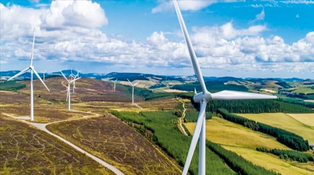 한화솔루션이 인수한 재생에너지 전문기업인 RES프랑스가 개발한 풍력발전기.  한화 제공