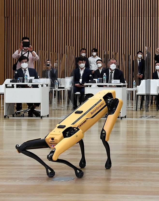 지난달 국회 포럼에 참석한 정의선 현대차그룹 회장이 보스턴 다이내믹스의 4족 보행 로봇 ‘스폿’의 시연을 지켜보고 있다. 현대차그룹 제공