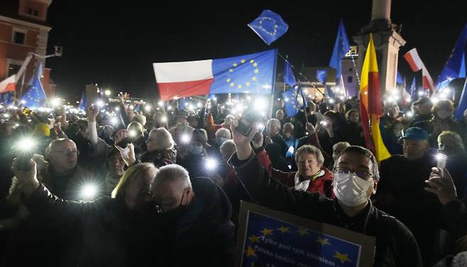 “제2의 영국이 될 수는 없다” 폴란드의 유럽연합(EU) 탈퇴, 이른바 폴렉시트(Polexit)를 우려하는 시민들이 10일 밤(현지시간) 휴대폰 플래시를 밝히며 거리에서 시위를 하고 있다.  바르샤바 | AP연합뉴스