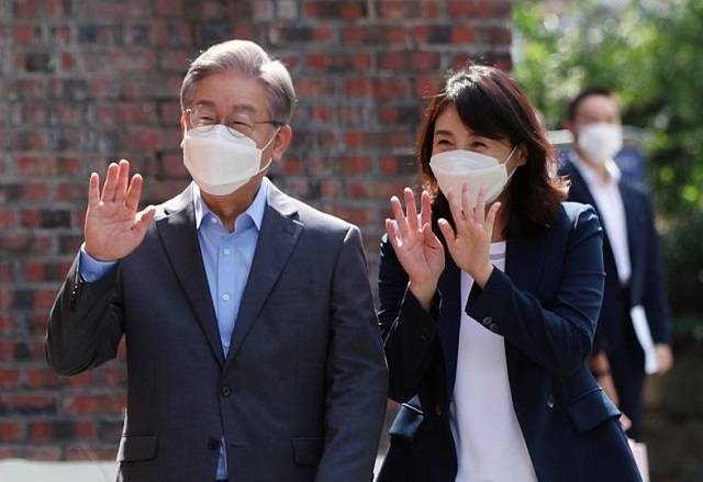 손 흔드는 이재명 부부. 연합뉴스